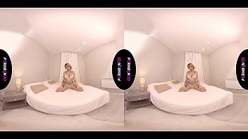 PORNBCN Smartphone Realidad virtual, la milf Gina Snake se masturba para ti . VR