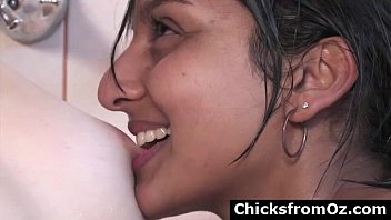 Aussie lesbian amateurs suck nipples in bath