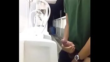 Bắn tung toé trong WC