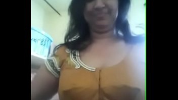 Indian Aunty SHowing Big Boobs Opening Blouse