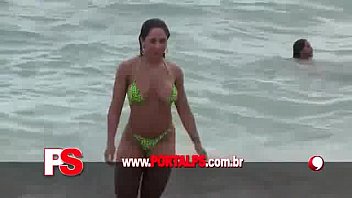 Mulher Melão paga peitinho na praia
