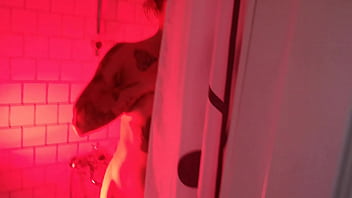 Новенькая русская девушка Foxy Elise мастурбирует в ванне, сосет большой член, писсинг, секс с окончанием в киску, и глотает сперму. Полная версия