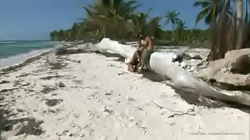 A Threesome on the Beach Includes Anal Sex and Cum Sharing